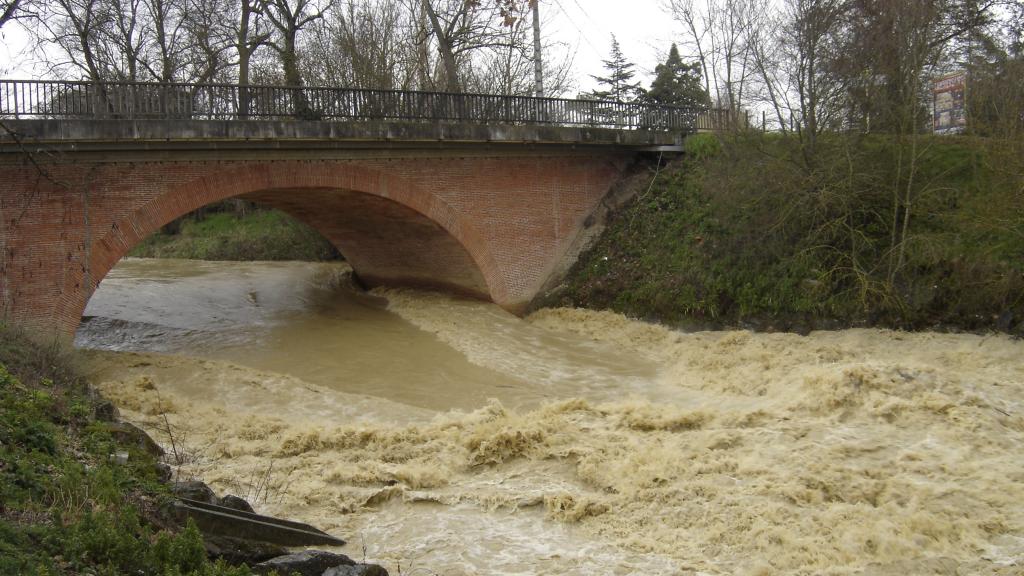 Photo du pont de la RD14 sur l'Hers en crue