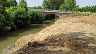 Photo des berges du Girou après travaux de déssouchage et retalutage à Villeneuve-les-Bouloc