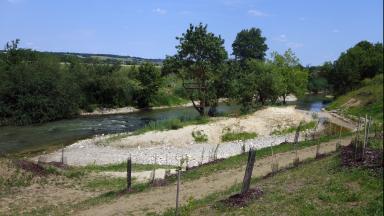 Photo du lit et des berges de l'Hers après les travaux de restauration à Castelginest et Saint-Alban