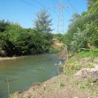 Photo du lit du Girou sous le passage de la ligne à haute tension à Castelnau d'Estretefonds