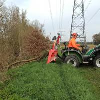 Photo de l'entretien de la ripisylve du Girou sous la ligne à haute tension