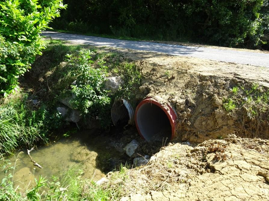 Installation d'une 2ème buse sur le ruisseau de la Pountoune Buse d'évacuation passant sous la route facilitant les écoulements en cas de crue