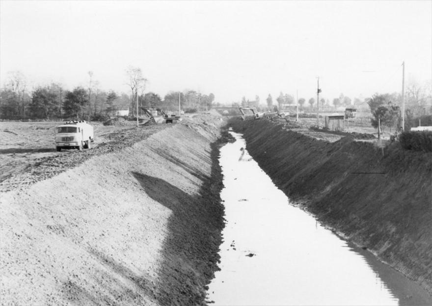 Recalibrage de l'Hers à Baziège en 1972 Travaux de recalibrage de l'Hers à Baziège en 1972