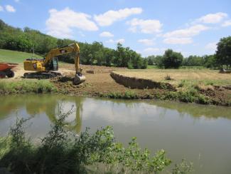 Photo pendant les travaux, de restauration des mares à Mourvilles-Basses