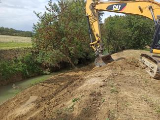 Photo des berges de la Vendinelle à la Salvetat Lauragais pendant travaux 2024