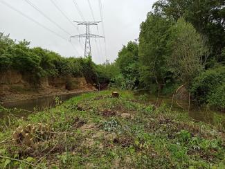 photo du lit et des berges du Girou après entretien sous la ligne électrique