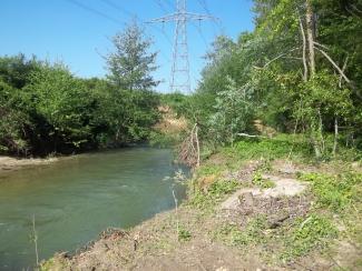 Photo du lit du Girou sous le passage de la ligne à haute tension à Castelnau d'Estretefonds