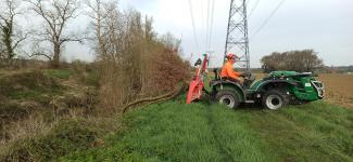 Photo de l'entretien de la ripisylve du Girou sous la ligne à haute tension